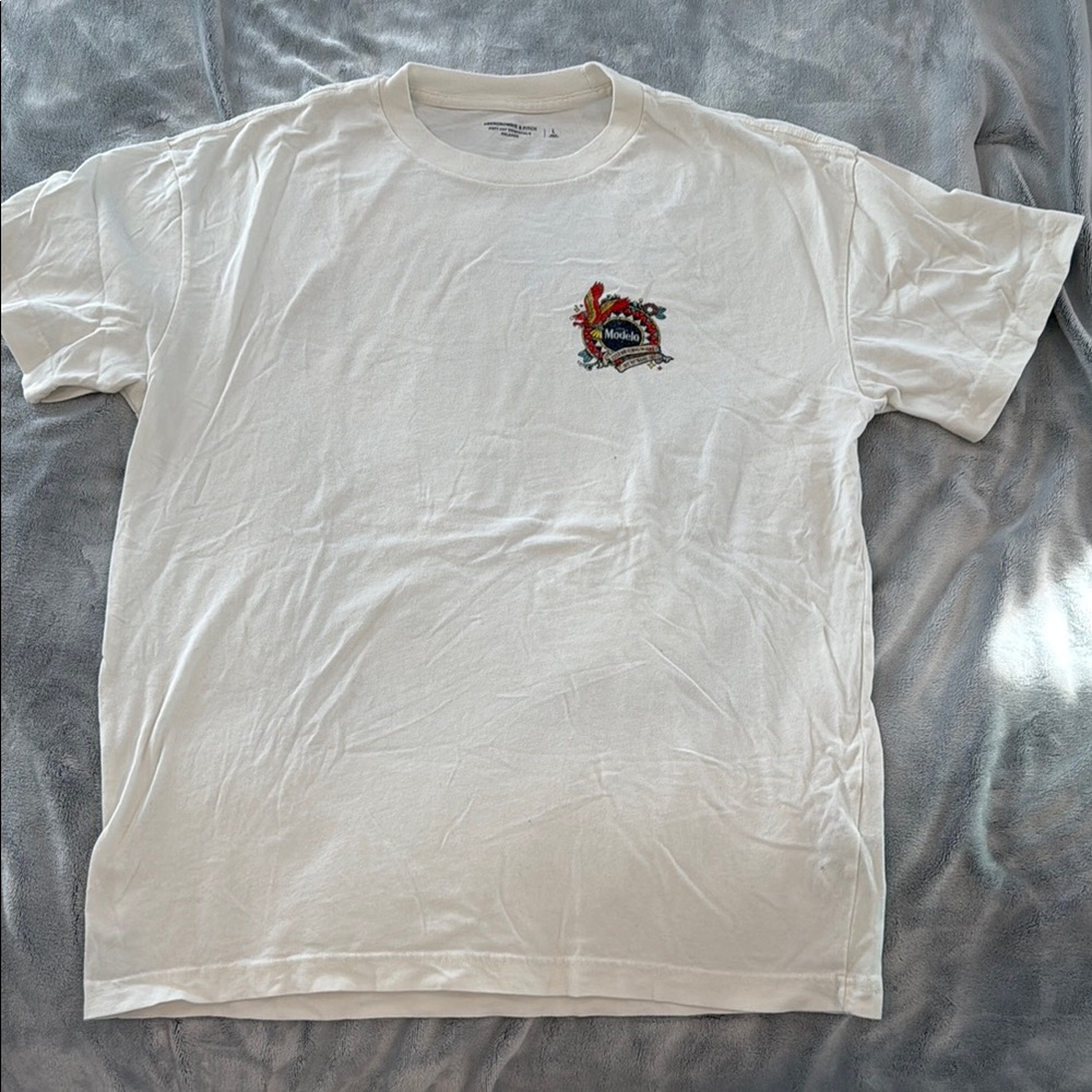 Modelo Graphic Tee